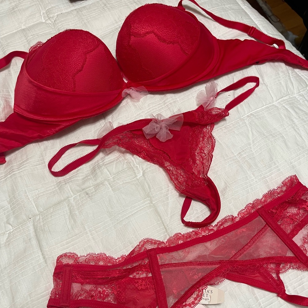 Victoria’s Secret bombshell bra 36D, thong L and garter L set